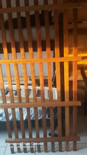 Cama de solteiro madeira maciça mais microondas