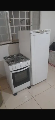 VENDE-SE GELADEIRA E FOGÃO 600,00 reais