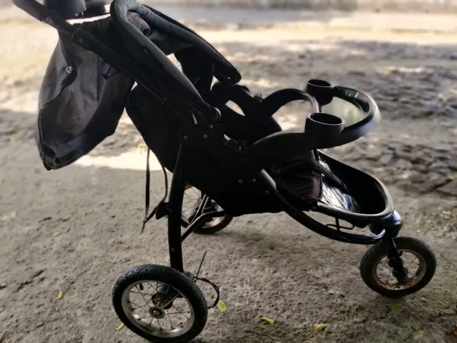 Carrinho de bebê e bebe conforto