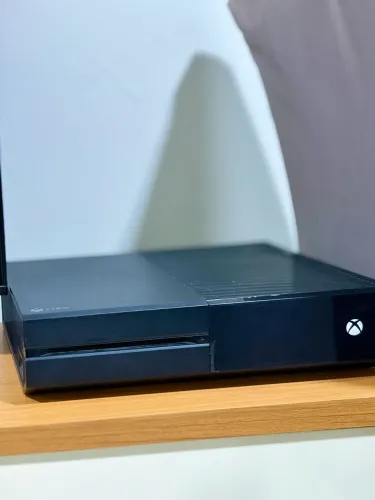XBOX ONE 500GB + 2 CONTROLES + FIFA 26