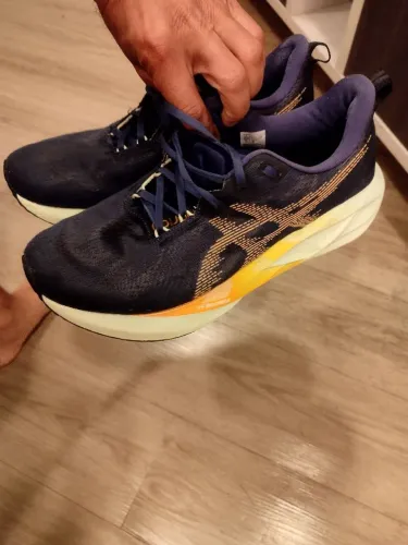 Tênis Asics novablast 5 44 450,00