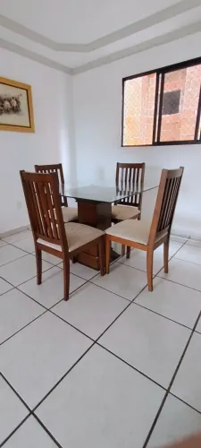 Mesa com tampo de vidro + 4 cadeiras