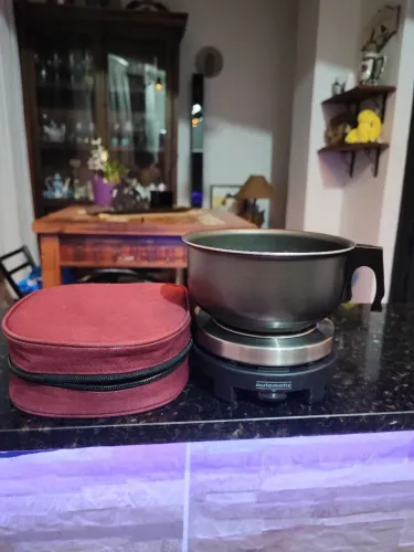 Panela elétrica 220W excelente estado de conservação. Nova !