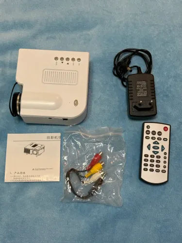 Mini Projetor LED Portátil na Caixa - Completo com Controle e Cabos