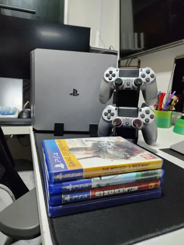 Playstation 4 Slim Edição Limitada + 4 Jogos + 2 Controles Originais + Acessórios 