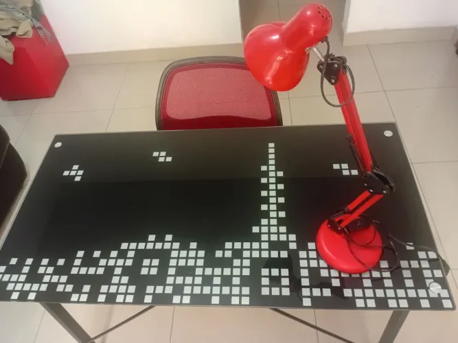 Escrivaninha em vidro  e cadeira 