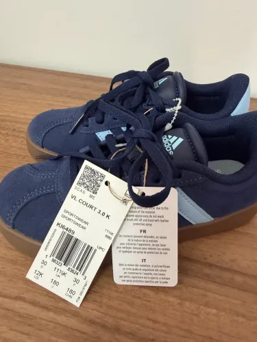Vendo tênis Adidas novo infantil modelo VL Court 3.0 azul escrito