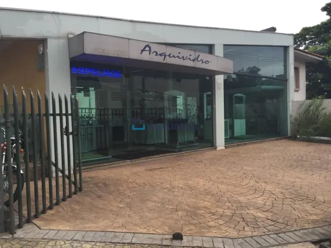 Excelente ponto comercial de esquina, com ampla fachada. Indicado para showroom