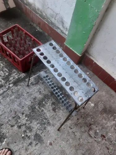 Expositor de vassouras em alumínio.