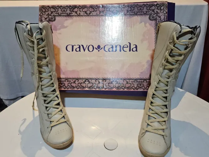 Bota Feminina Cravo e Canela Off-White - R$280
