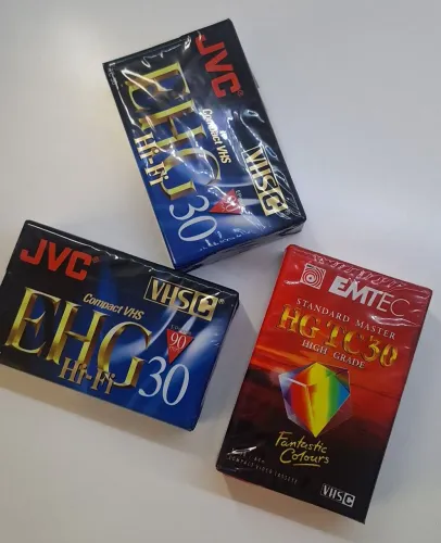 Fitas vhs para filmadora TC 30. Duas da JVC e uma da EMTEC. Lacradas.