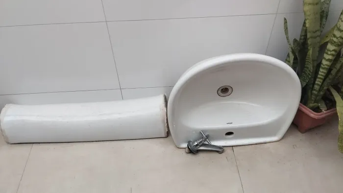Pia de banheiro com suporte e torneira