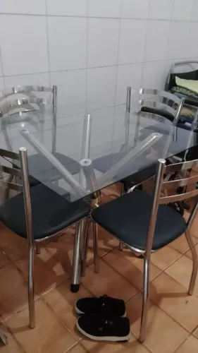 Mesa de vidro com 4 cadeiras