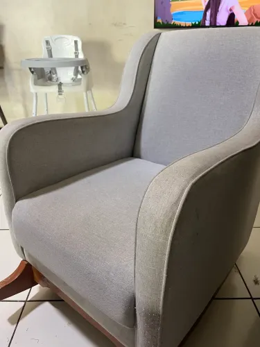 Poltrona de amamentar com apoio para os pés