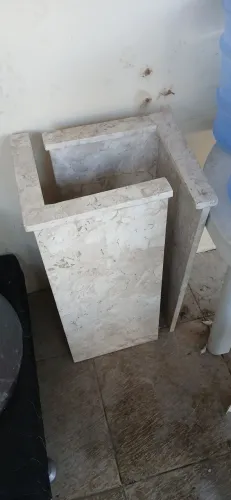 Aquário 118L com pés e tampo de granito