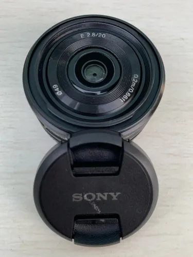 (SEL20F28) Lente Pancake Sony E 20mm F/2.8 Preta Sony E-Mount