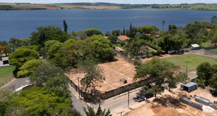Terreno à venda na Praia Azul em Americana/SP.