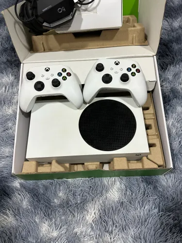 Xbox series S. SSD 512GB 2 controles novos. 