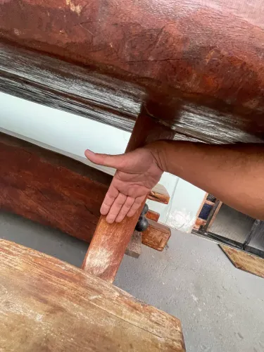 Mesa de madeira maciça com dois bancos