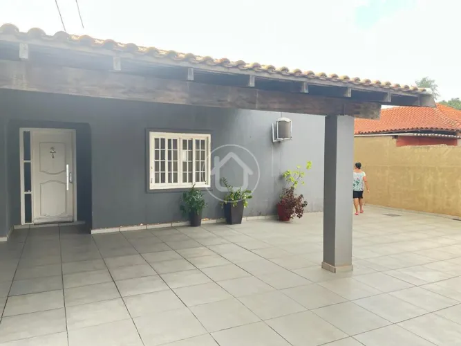 CASA COM 03 QUARTOS SENDO 01 SUITE
