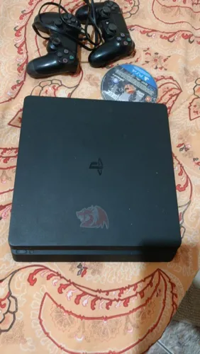 Vendo Ps4 com dois controles