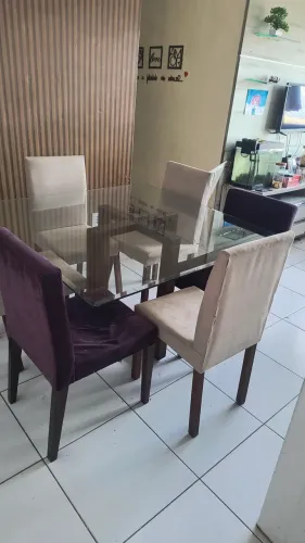 Mesa com tampa de vidro com 6 vadeiras