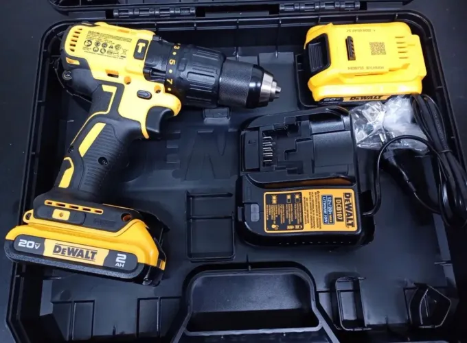 Parafusadeira/furadeira dewalt 20v nova!!