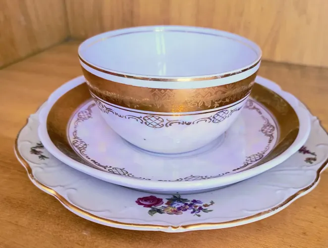 ANTIGUIDADE: XICARA, PIRES E PRATO DE SOBREMESA PORCELANA REAL