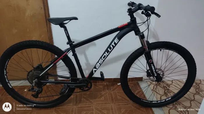 Vendo bicicleta com 6 meses de uso, ótima para pedalar.
