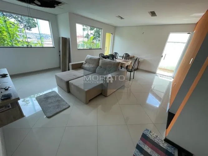 Casa 4 Quartos, 2 Suítes, 4 Vagas de Garagem no Bairro Linda Vista