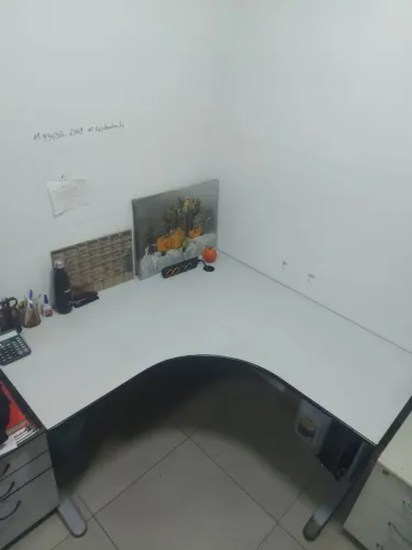 Mesa de escritório em L