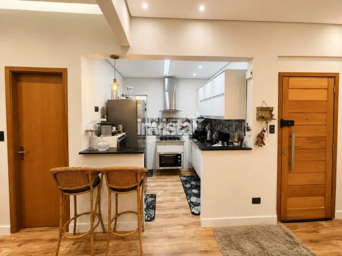 APARTAMENTO 2 DORMITÓRIOS MOBILIADO FRENTE MAR NA POMPÉIA