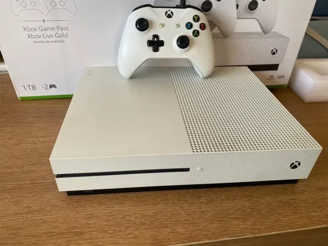 Xbox one s com 1 controle e 1tb de armazenamento usado