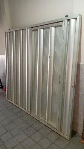 Portão residencial em alumínio c/ entrada p/ pedestres