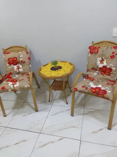 Jogo de cadeiras e mesinha com almofadas
