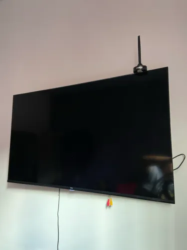 Vendo tv TCL 43 polegadas( em ótima condição, com controle)
