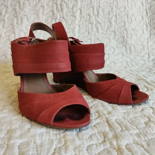 Sandália peep toe de nobuck vermelho escuro Arezzo