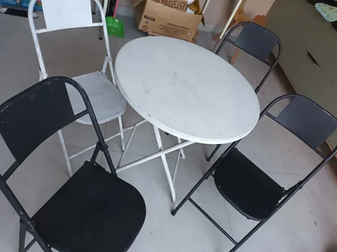Mesa redonda em aço com 4 cadeiras