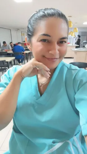 Técnica de  enfermagem, e cuidadora de idosos 