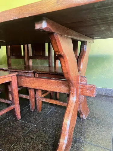 Mesa de madeira maciça com 8 cadeiras