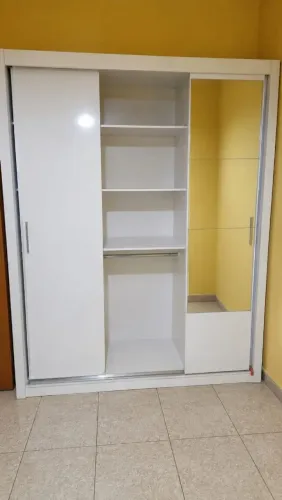 Guarda roupa três portas de correr com espelho