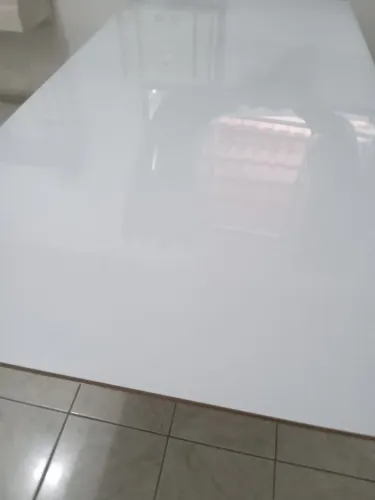 Mesa de jantar de madeira maciça com tampa de vidro medindo largura 90  e 180 de co