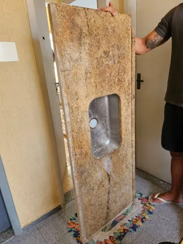 Pia de cozinha com bancada de granito