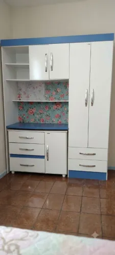 Guarda-Roupa Solteiro Compacto com Bancada/Penteadeira - Ótimo Estado!
