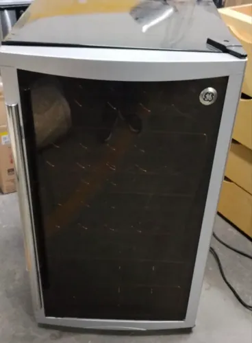 Adega Climatizada GE para Vinhos Porta de Vidro - Excelente Estado