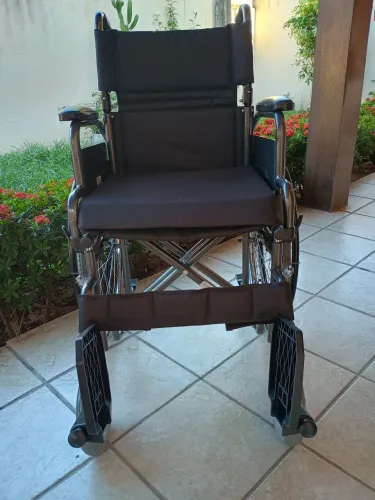 Cadeira de Rodas Nova marca Dellamed.