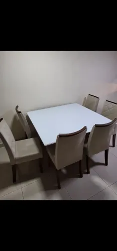 Jogo de mesa com seis cadeiras usado