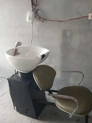 Lavatorio de porcelana com aquecedor e cadeira hidráulica para cabelereiro