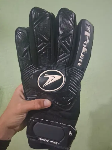 Vendedo luva de goleiro pokker novinha, to vendendo pq nn uso mais, se enterressa chama!