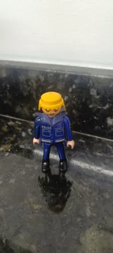 Boneco Playmobil Miniatura Geobra Policial Antigo - Coleção" ou "Playmobil Police Vintage"